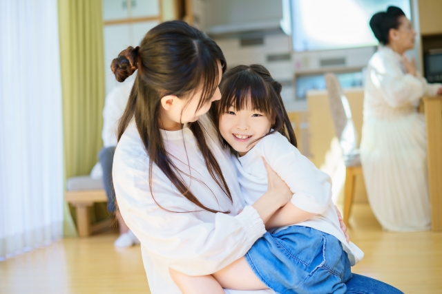 イメージ写真 お母さんと遊ぶ女の子