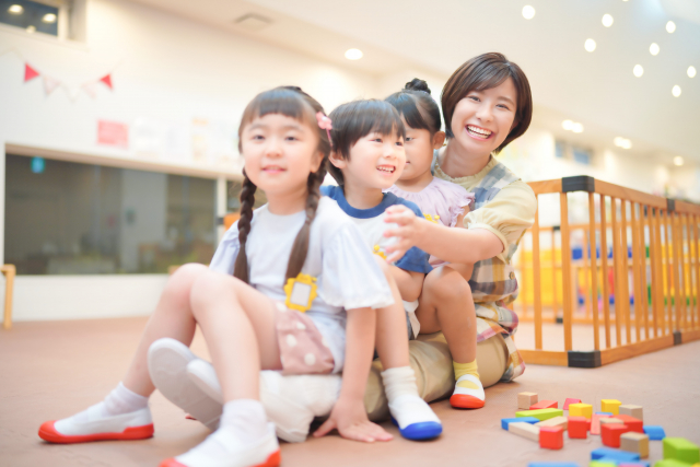 イメージ写真 保育士と子どもたち